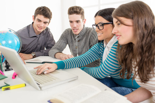 Estudantes reunidos em uma atividade de aprendizado